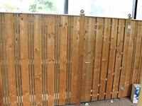Twee houten schutting panelen met palen en tussenpoort. totale lengte 495 cm x 190 cm. - afbeelding 2 van  4