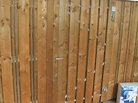 Twee houten schutting panelen met palen en tussenpoort. totale lengte 495 cm x 190 cm. - afbeelding 3 van  4