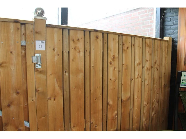 Twee houten schutting panelen met palen en tussenpoort. totale lengte 495 cm x 190 cm. - afbeelding 4 van  4