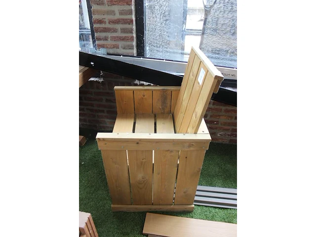 Twee houten stoelen. afmeting 60 x 56 x 98 cm. - afbeelding 2 van  3