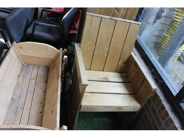 Twee houten stoelen. afmeting 60 x 56 x 98 cm. - afbeelding 3 van  3