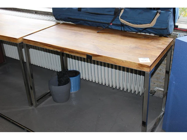 Twee houten tafels met chromen onderstel. afmeting 119 x 60 x 77 cm. - afbeelding 1 van  2