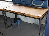 Twee houten tafels met chromen onderstel. afmeting 119 x 60 x 77 cm. - afbeelding 1 van  2