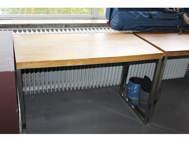 Twee houten tafels met chromen onderstel. afmeting 119 x 60 x 77 cm. - afbeelding 2 van  2