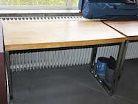 Twee houten tafels met chromen onderstel. afmeting 119 x 60 x 77 cm. - afbeelding 2 van  2