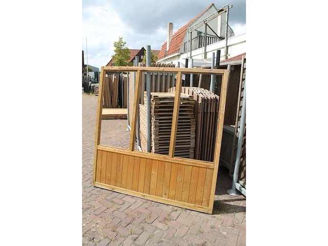 Twee houten terrasafscheidingen met schaamschot en 3 kozijnen per deel. let op: glas ontbreekt - afbeelding 2 van  2