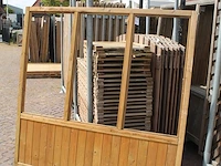 Twee houten terrasafscheidingen met schaamschot en 3 kozijnen per deel. let op: glas ontbreekt - afbeelding 2 van  2