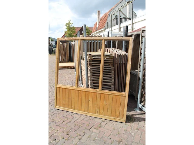 Twee houten terrasafscheidingen met schaamschot en 3 kozijnen per deel. let op: glas ontbreekt - afbeelding 2 van  2