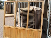 Twee houten terrasafscheidingen met schaamschot en 3 kozijnen per deel. let op: glas ontbreekt - afbeelding 2 van  2