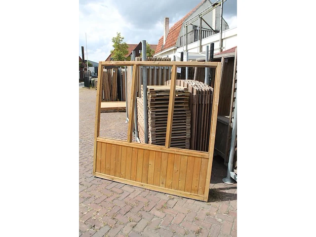 Twee houten terrasafscheidingen met schaamschot en 3 kozijnen per deel. let op: glas ontbreekt - afbeelding 2 van  2
