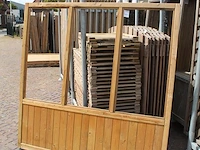 Twee houten terrasafscheidingen met schaamschot en 3 kozijnen per deel. let op: glas ontbreekt - afbeelding 2 van  2