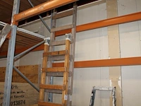 Twee houten trappen met 9 en 11 treden.