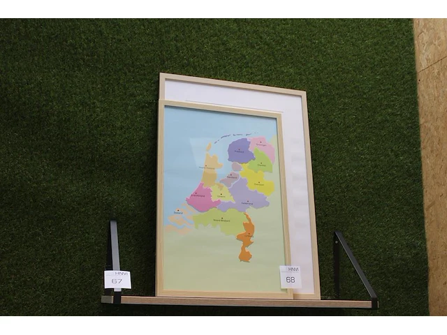 Twee houten wissellijsten. afmeting 43 x 63 en 53 x 73 cm. - afbeelding 1 van  2