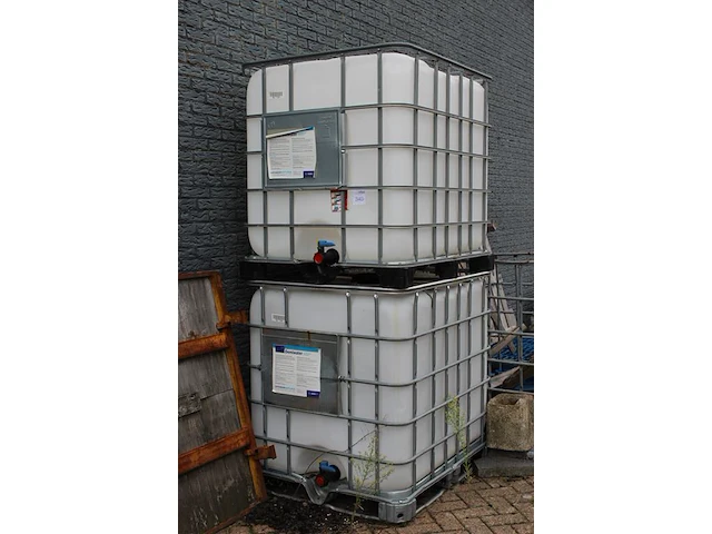 Twee ibc vaten - afbeelding 2 van  2