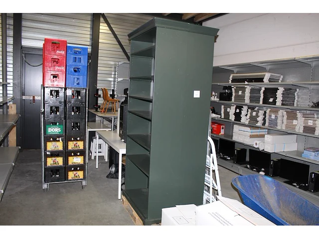 Twee ikea boekenkasten groen. per kast hoogte 215cm, breedte 90cm, diepte 34 cm. margeproduct - afbeelding 1 van  3