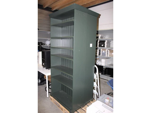 Twee ikea boekenkasten groen. per kast hoogte 215cm, breedte 90cm, diepte 34 cm. margeproduct - afbeelding 2 van  3