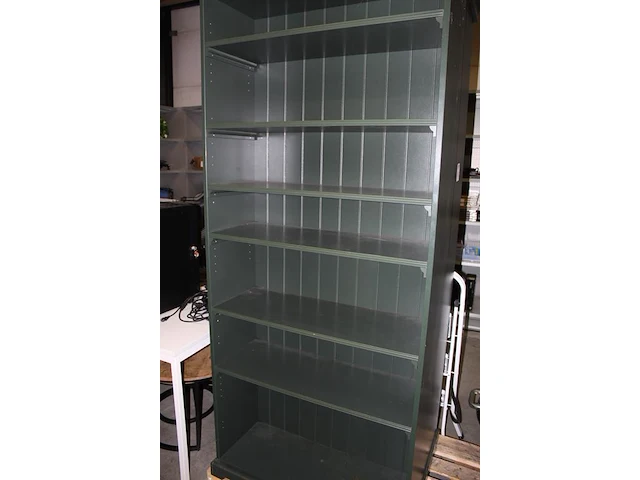 Twee ikea boekenkasten groen. per kast hoogte 215cm, breedte 90cm, diepte 34 cm. margeproduct - afbeelding 3 van  3