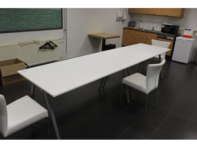 Twee in hoge verstelbare eettafels ikea 160 x 80 cm - afbeelding 1 van  3