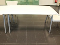 Twee in hoge verstelbare eettafels ikea 160 x 80 cm - afbeelding 2 van  3