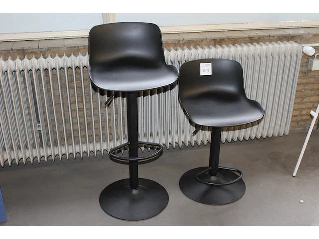 Twee in hoogte verstelbare barkrukken. - afbeelding 1 van  2