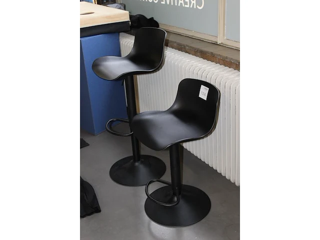 Twee in hoogte verstelbare barkrukken. - afbeelding 2 van  2