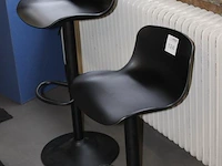 Twee in hoogte verstelbare barkrukken. - afbeelding 2 van  2