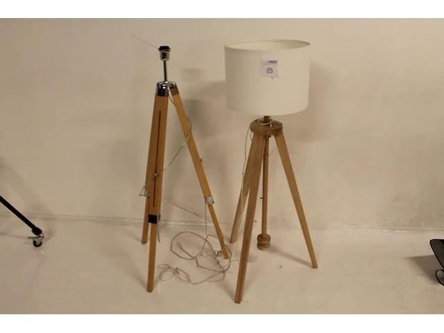 Twee in hoogte verstelbare houten driepoten t.b.v. lampen en lampenkap met doorsnede 33 cm. - afbeelding 1 van  4
