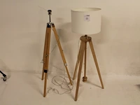 Twee in hoogte verstelbare houten driepoten t.b.v. lampen en lampenkap met doorsnede 33 cm. - afbeelding 1 van  4