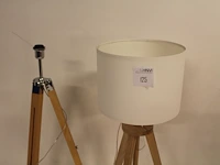 Twee in hoogte verstelbare houten driepoten t.b.v. lampen en lampenkap met doorsnede 33 cm. - afbeelding 2 van  4