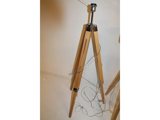 Twee in hoogte verstelbare houten driepoten t.b.v. lampen en lampenkap met doorsnede 33 cm. - afbeelding 3 van  4