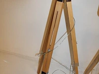 Twee in hoogte verstelbare houten driepoten t.b.v. lampen en lampenkap met doorsnede 33 cm. - afbeelding 3 van  4