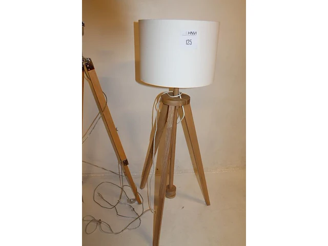 Twee in hoogte verstelbare houten driepoten t.b.v. lampen en lampenkap met doorsnede 33 cm. - afbeelding 4 van  4