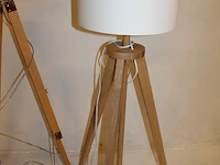 Twee in hoogte verstelbare houten driepoten t.b.v. lampen en lampenkap met doorsnede 33 cm. - afbeelding 4 van  4