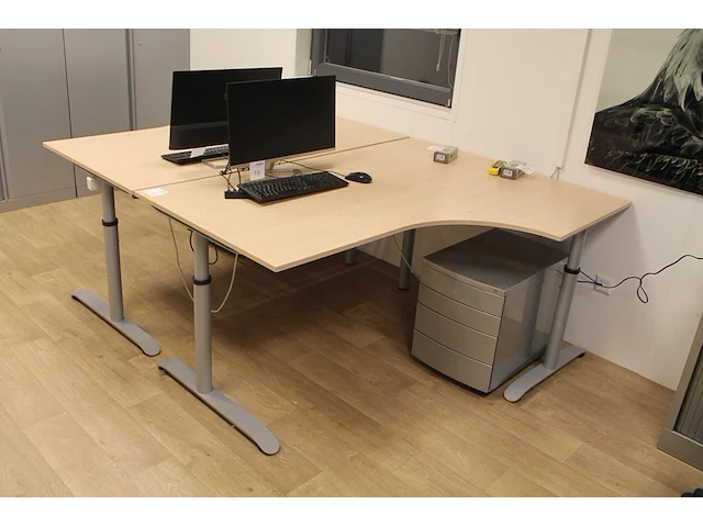 Twee in hoogte verstelbare houten hoekbureaus 160 x 120 cm met twee verrijdbare ladekasten met vier laden. - afbeelding 1 van  3