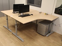 Twee in hoogte verstelbare houten hoekbureaus 160 x 120 cm met twee verrijdbare ladekasten met vier laden. - afbeelding 1 van  3