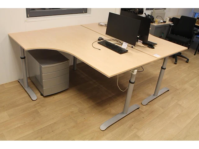 Twee in hoogte verstelbare houten hoekbureaus 160 x 120 cm met twee verrijdbare ladekasten met vier laden. - afbeelding 2 van  3