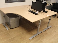 Twee in hoogte verstelbare houten hoekbureaus 160 x 120 cm met twee verrijdbare ladekasten met vier laden. - afbeelding 2 van  3