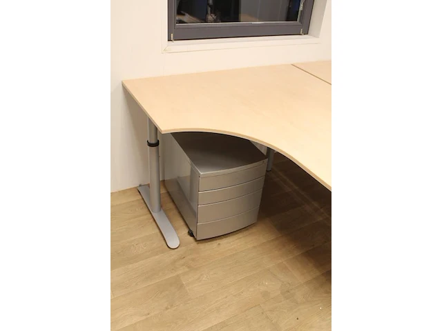Twee in hoogte verstelbare houten hoekbureaus 160 x 120 cm met twee verrijdbare ladekasten met vier laden. - afbeelding 3 van  3