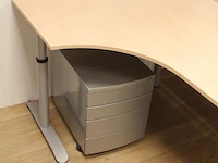 Twee in hoogte verstelbare houten hoekbureaus 160 x 120 cm met twee verrijdbare ladekasten met vier laden. - afbeelding 3 van  3