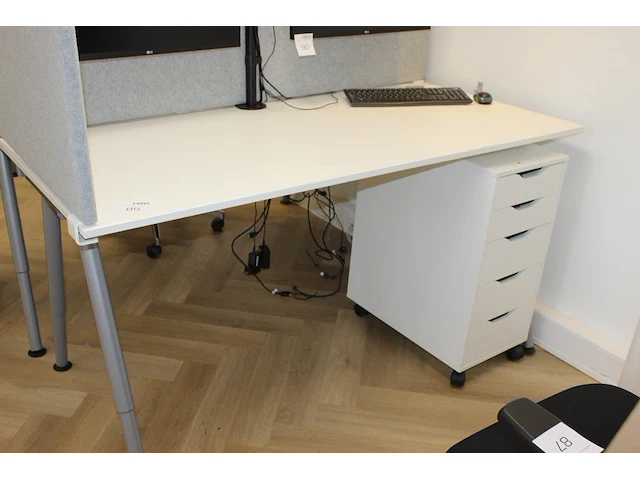 Twee in hoogte verstelbare ikea bureaus met verrijdbare ladekasten en akoestische panelen. afmeting 160 x 8... - afbeelding 1 van  2