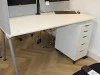 Twee in hoogte verstelbare ikea bureaus met verrijdbare ladekasten en akoestische panelen. afmeting 160 x 8... - afbeelding 1 van  2