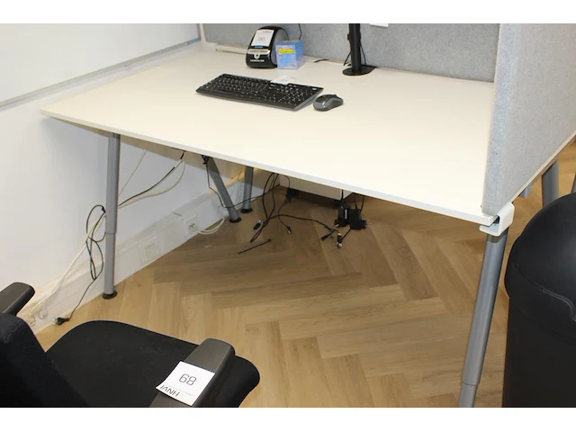 Twee in hoogte verstelbare ikea bureaus met verrijdbare ladekasten en akoestische panelen. afmeting 160 x 8... - afbeelding 2 van  2