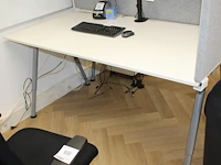 Twee in hoogte verstelbare ikea bureaus met verrijdbare ladekasten en akoestische panelen. afmeting 160 x 8... - afbeelding 2 van  2