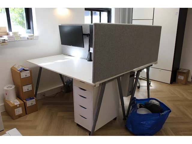 Twee in hoogte verstelbare ikea bureaus met verrijdbare ladekasten en akoestische panelen. afmeting 160 x 8... - afbeelding 1 van  2