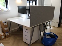 Twee in hoogte verstelbare ikea bureaus met verrijdbare ladekasten en akoestische panelen. afmeting 160 x 8... - afbeelding 1 van  2