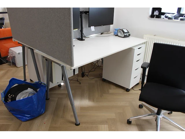 Twee in hoogte verstelbare ikea bureaus met verrijdbare ladekasten en akoestische panelen. afmeting 160 x 8... - afbeelding 2 van  2