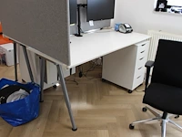 Twee in hoogte verstelbare ikea bureaus met verrijdbare ladekasten en akoestische panelen. afmeting 160 x 8... - afbeelding 2 van  2