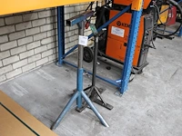 Twee in hoogte verstelbare machineknechten. - afbeelding 1 van  2