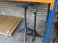 Twee in hoogte verstelbare machineknechten. - afbeelding 2 van  2