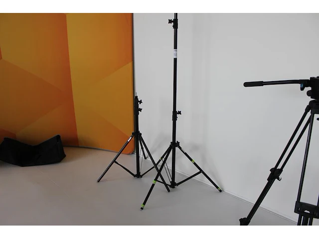 Twee in hoogte verstelbare statieven. - afbeelding 1 van  2